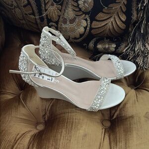 J.Renee Pearl-Studded Cream Wedges size 6.5